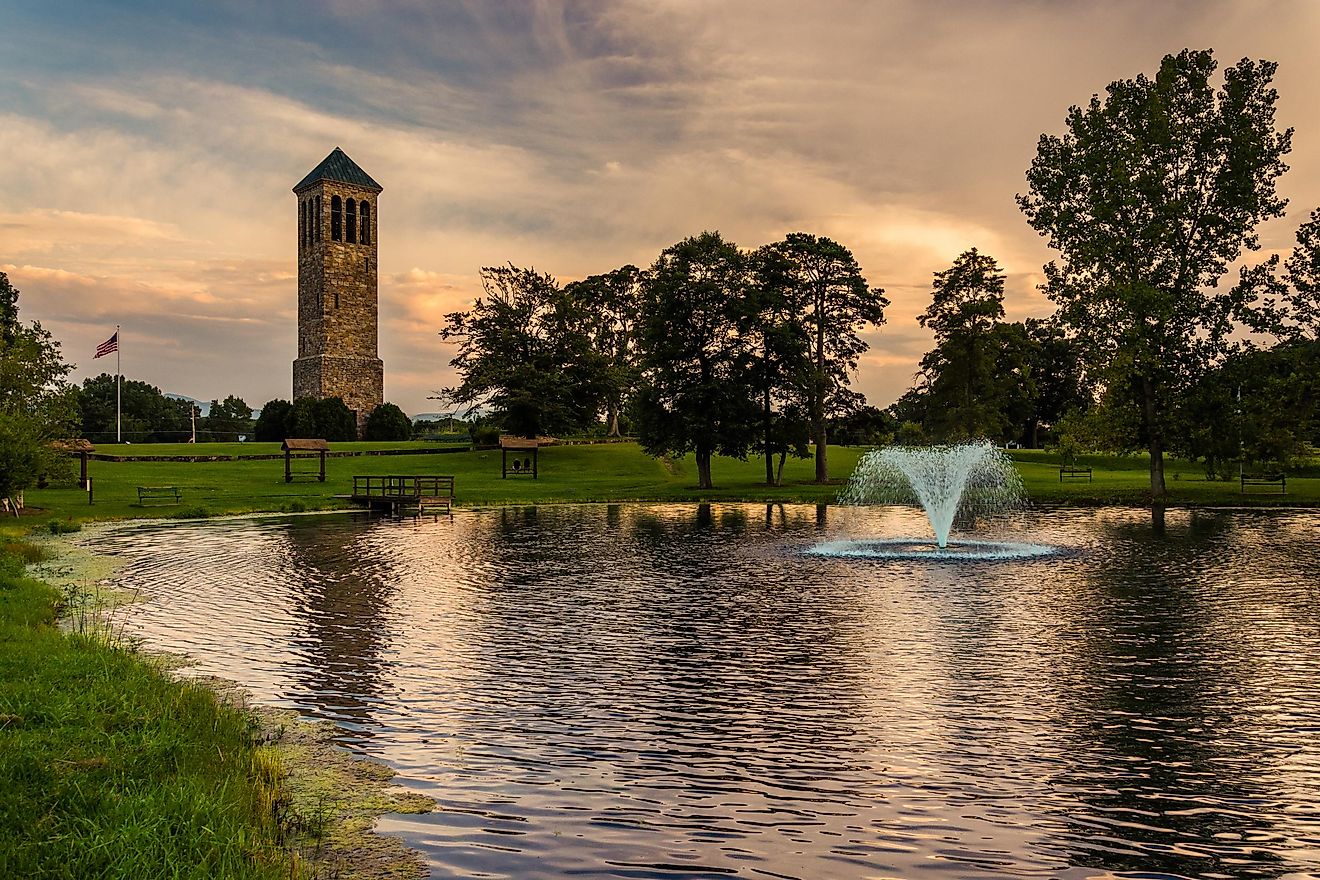 Luray, Virginia: Singing tower and pond in Carillon Park.
