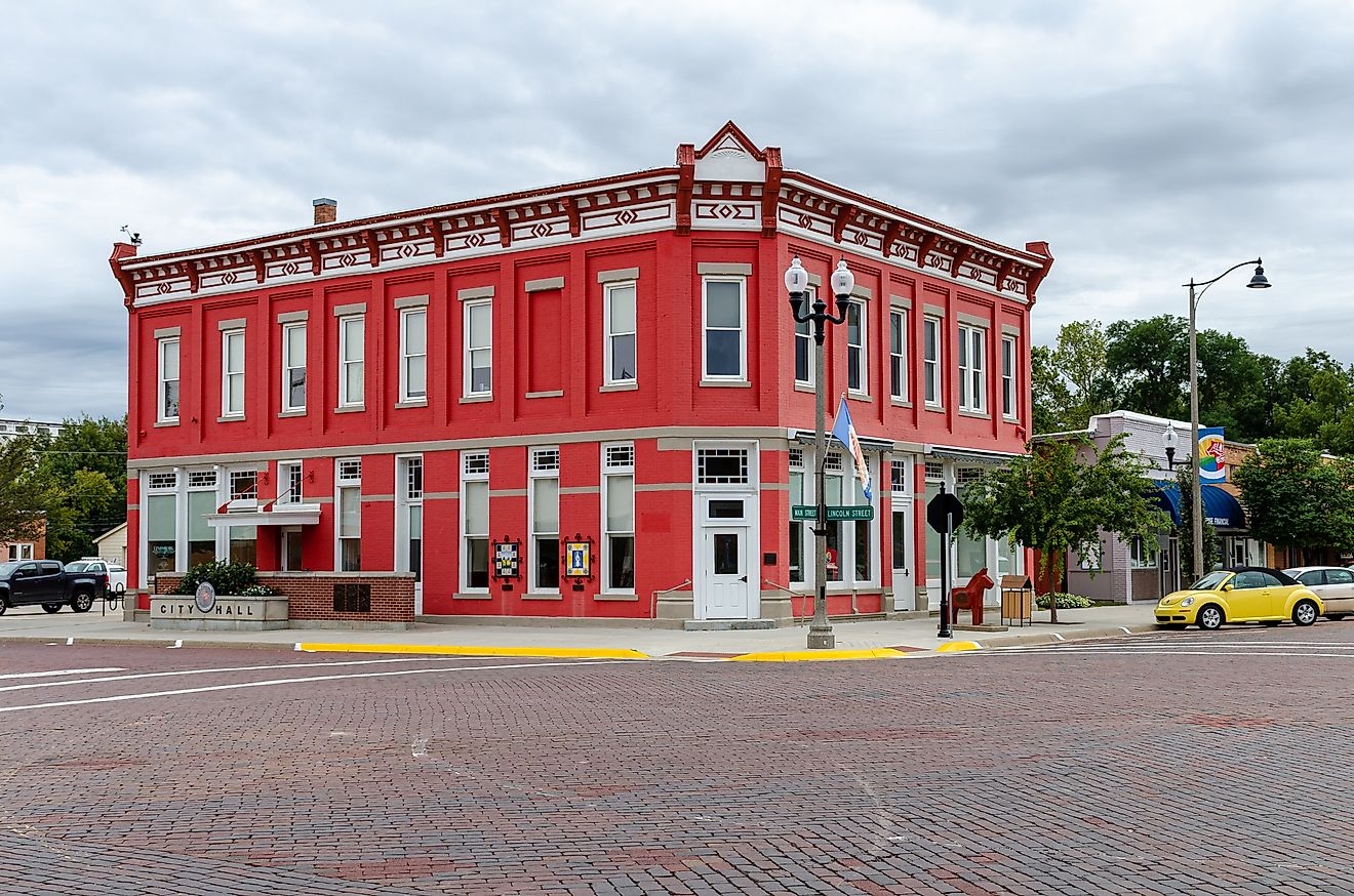 Lindsborg, Kansas, USA: The original Farmers State Bank building in Lindsborg, Kansas, now houses City Hall and features a bright red coat of paint. Editorial credit: Stephanie L Bishop / Shutterstock.com