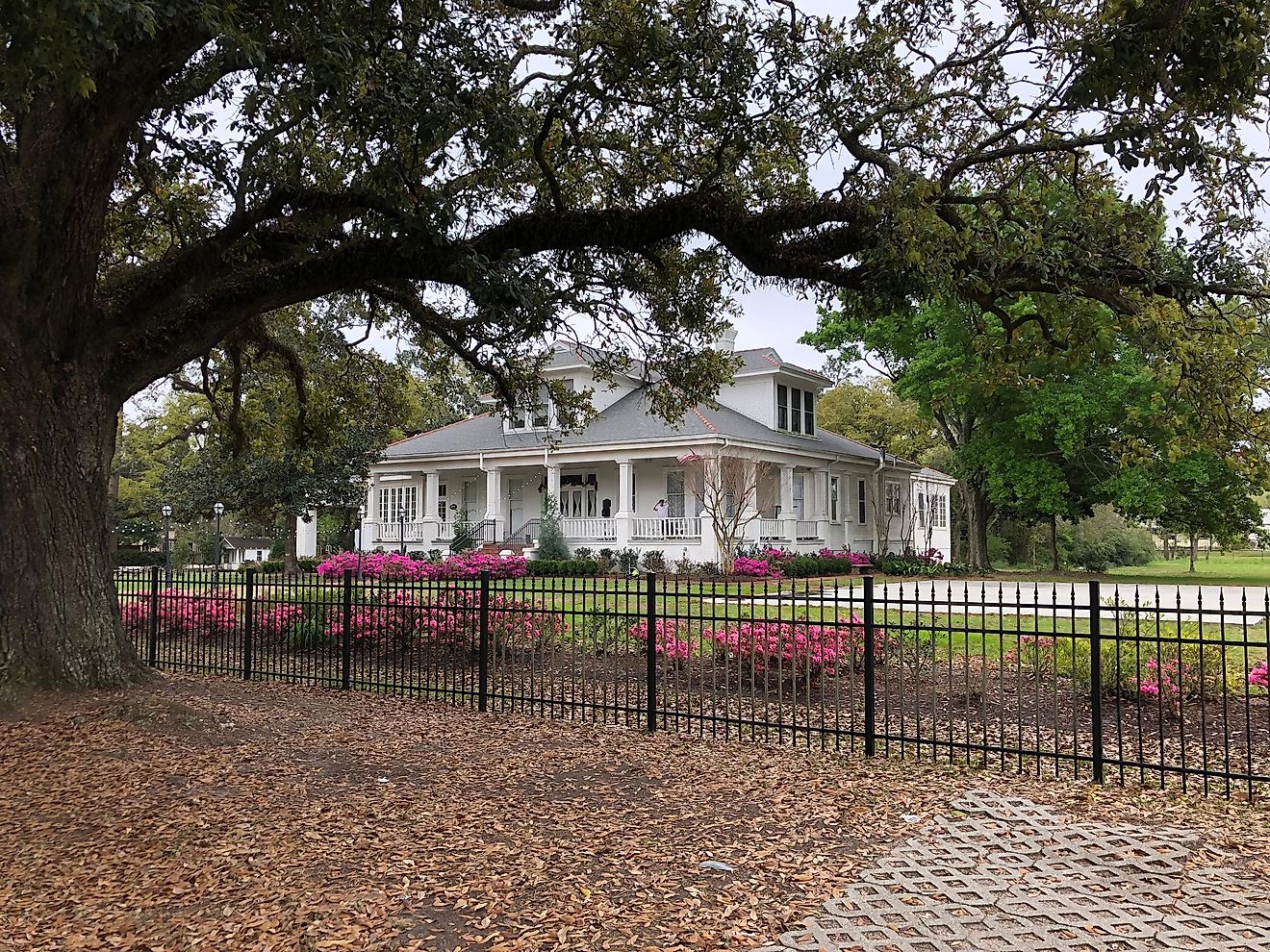 A picturesque old house in Slidell, Louisiana, embodying the classic charm of the American South.