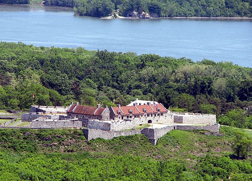  Fort Ticonderoga located on the east side of the town on NY 74, By Mwanner - Own work, CC BY-SA 3.0, https://commons.wikimedia.org/w/index.php?curid=6967864