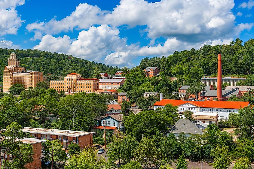 The town of Hot Springs, Arkansas, amidst greenery