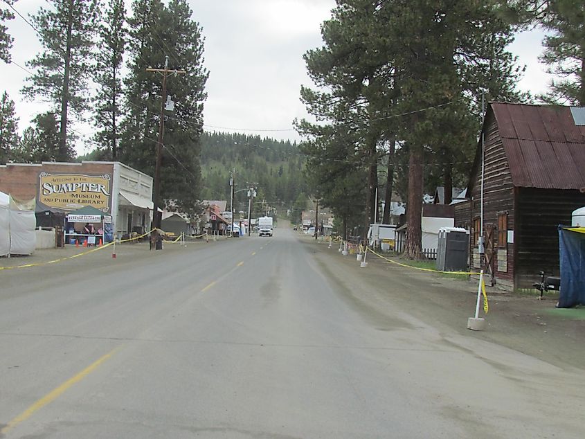Main Street of Sumpter, Oregon, By Richard Bauer - https://www.flickr.com/photos/rustejunk/5778064578, CC BY 2.0, https://commons.wikimedia.org/w/index.php?curid=38766795