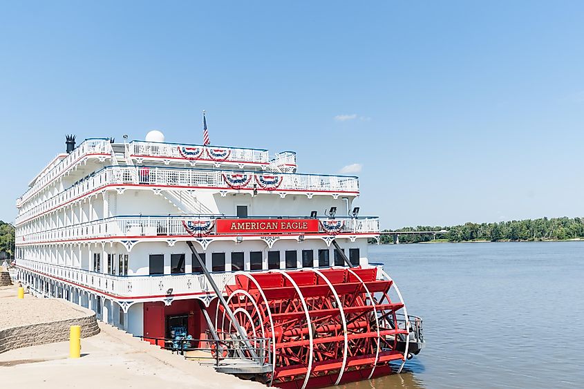 American Eagle paddle wheel riverboat docked in historic hometown of Mark Twain in Hannibal, Missouri. Editorial credit: Photos BrianScantlebury / Shutterstock.com