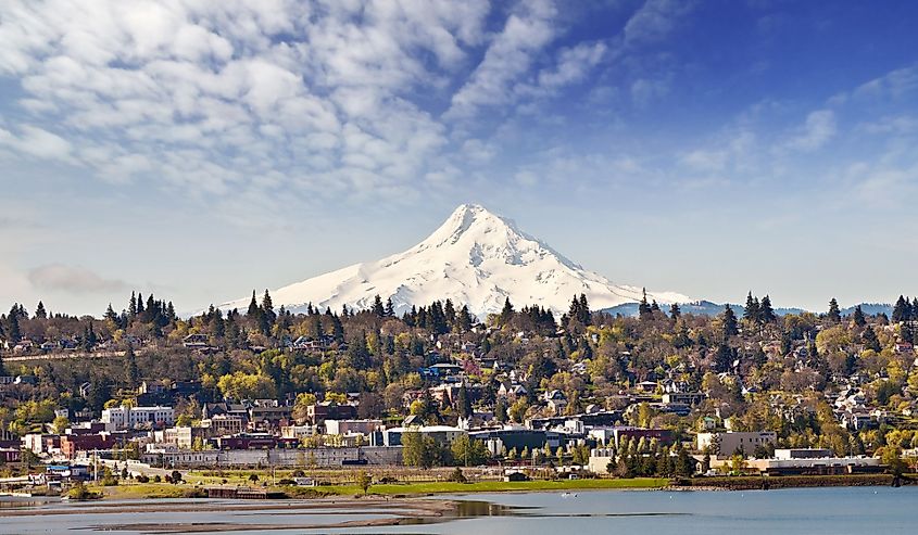 Landscape view of the beautiful town of Hood River, Oregon.