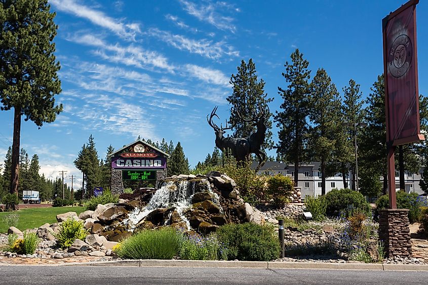 Klamath Falls, Oregon, USA - July 2nd, 2022: Kla-Mo-Ya casino sign and art fountain, via Victoria Ditkovsky / Shutterstock.com